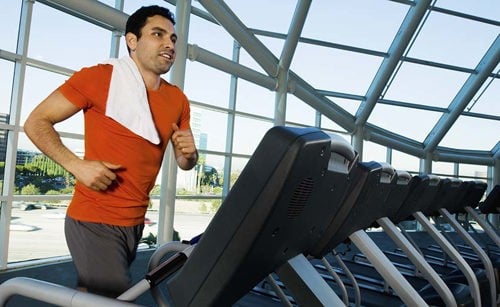 hombre con camisa roja en cinta de correr